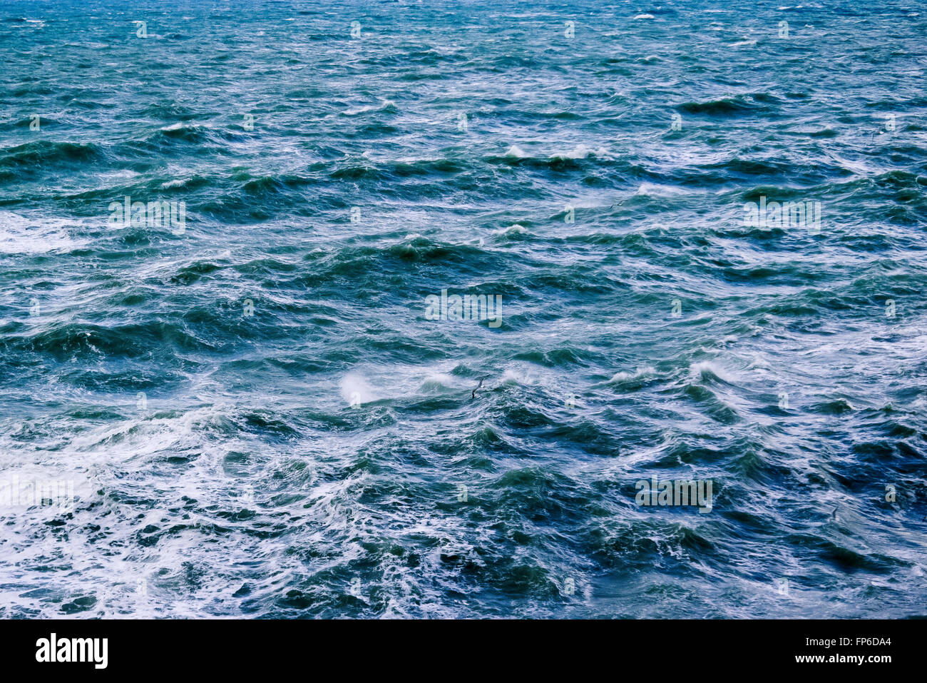 Unruhigen Wasseroberfläche. Stockfoto