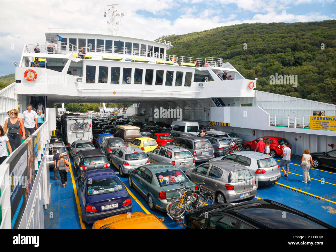 Überfüllte Fähre voller Autos in der Sommersaison in Kroatien Stockfoto