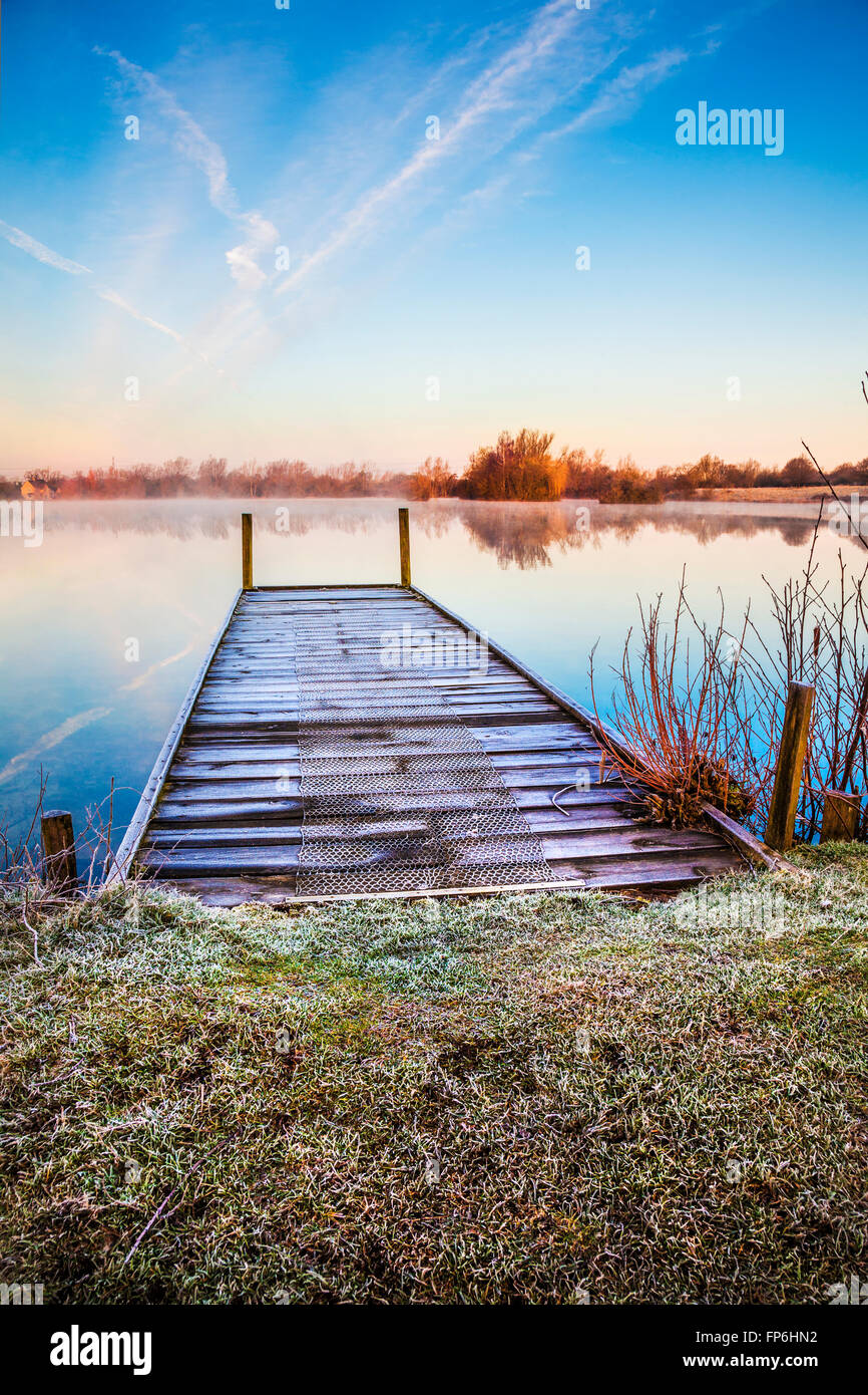 Einem frostigen Wintermorgen auf einem der Seen im Cotswold Water Park Stockfoto