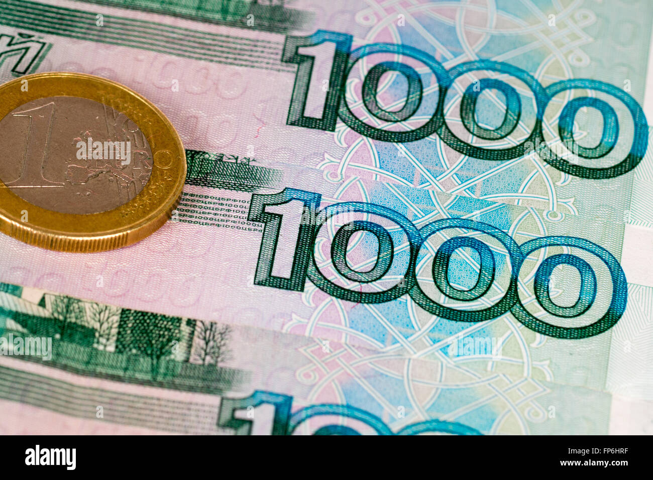 1000 Rubel und 1 Euro Münze Stockfoto