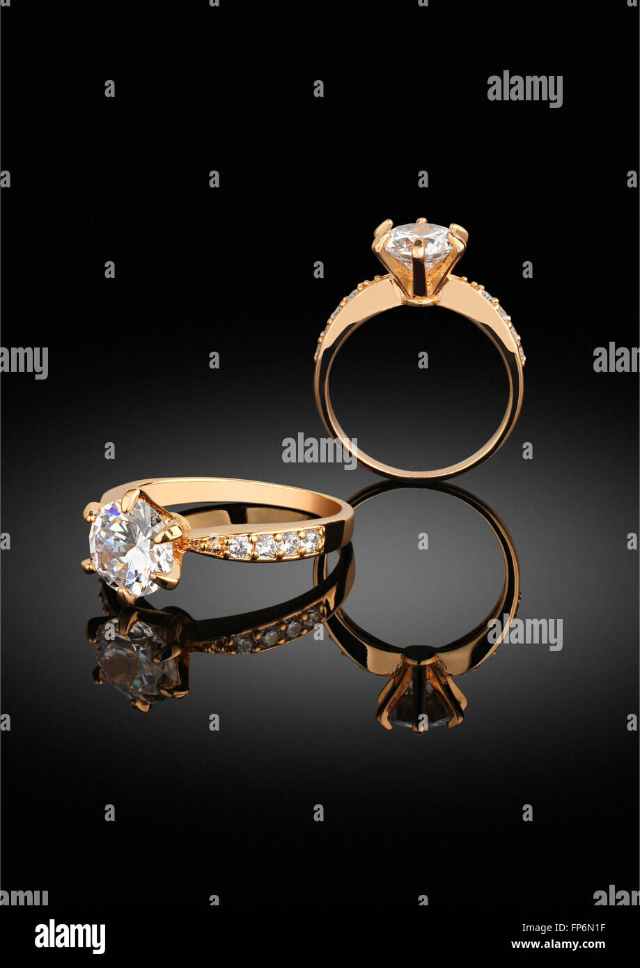 Schmuck Ring mit Diamanten auf schwarzem Hintergrund mit Reflexion Stockfoto