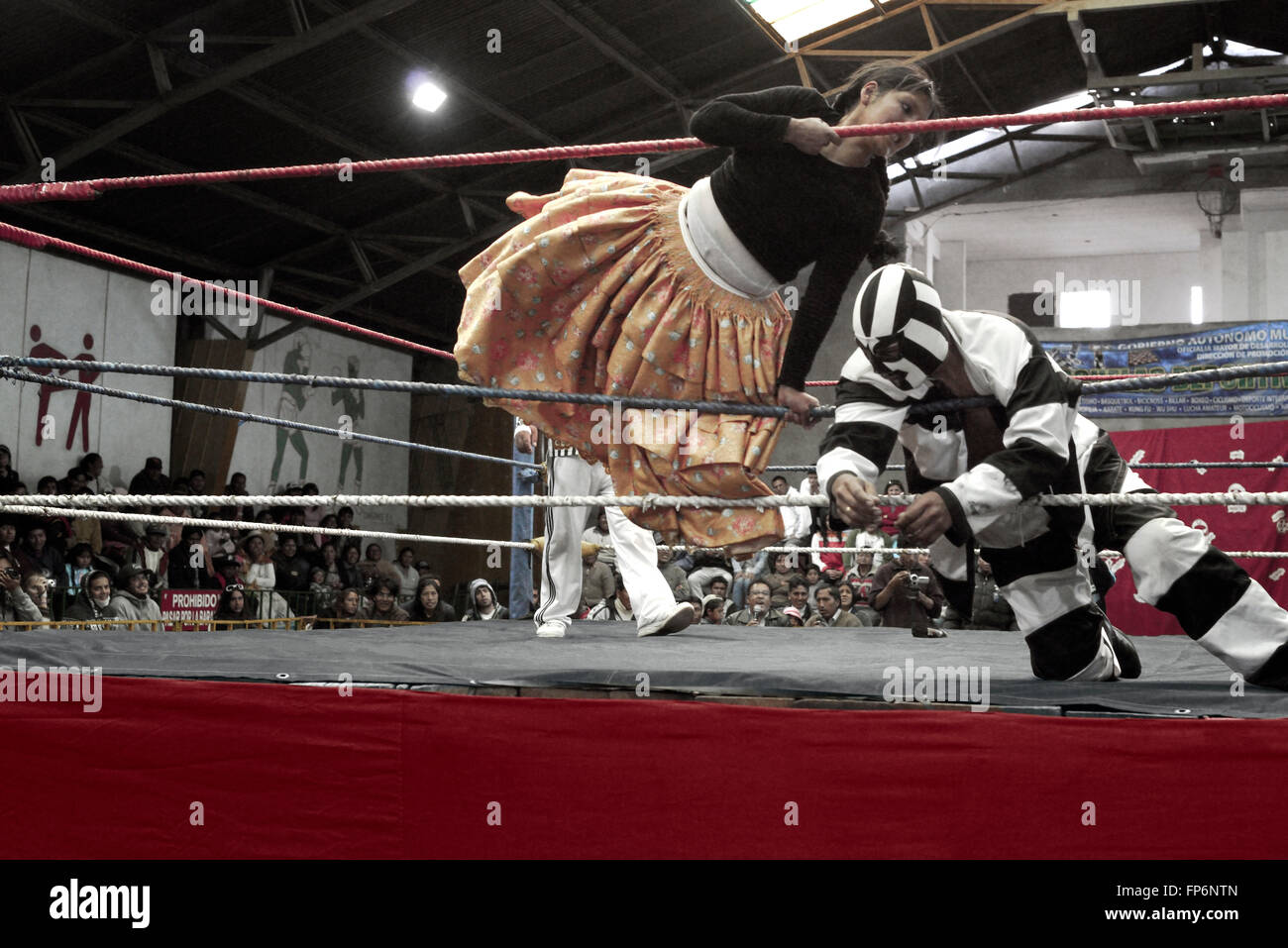 Männlichen und weiblichen Wrestler im Kampf am Cholitas Wrestling Event, El Alto, La Paz, Bolivien. Stockfoto