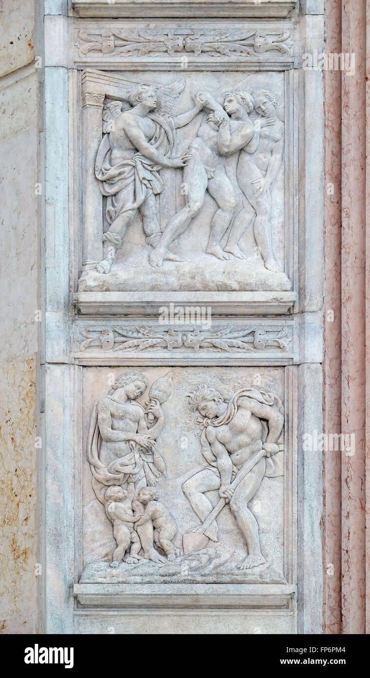 Vertreibung aus dem Paradies, die Arbeit von Adam und Eva nach unten, auf die zentrale Tür der Basilika San Petronio in Bologna, Italien Stockfoto