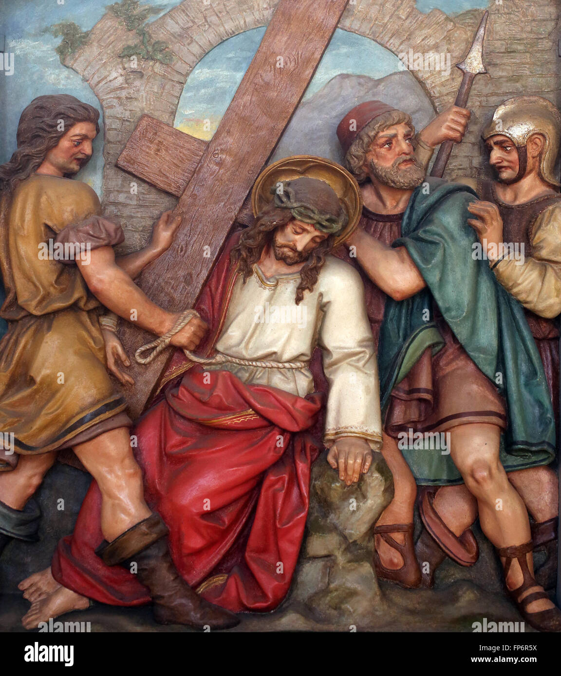 Simon von Cyrene trägt das Kreuz, 5. Stationen des Kreuzes, die Pfarrkirche St. Peter und Paul in Oberstaufen, Deutschland Stockfoto