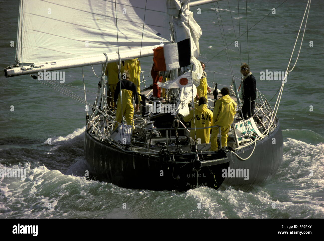 AJAX-NEWS-FOTOS. 23. MÄRZ 1978. SOUTHSEA, ENGLAND. -WHITBREAD WELT RENNENDE - FRANZÖSISCHE YACHT PEN DUICK VI SKIPPERED DURCH ERIC TABARLY KÖPFE AUF DIE ZIELLINIE DER LETZTEN ETAPPE DES RENNENS. PEN DUICK WURDE VON ANDRE MAURIC ENTWORFEN. FOTO: JONATHAN EASTLAND/AJAX. REF: 906126 / PEN DUICK VI. Stockfoto