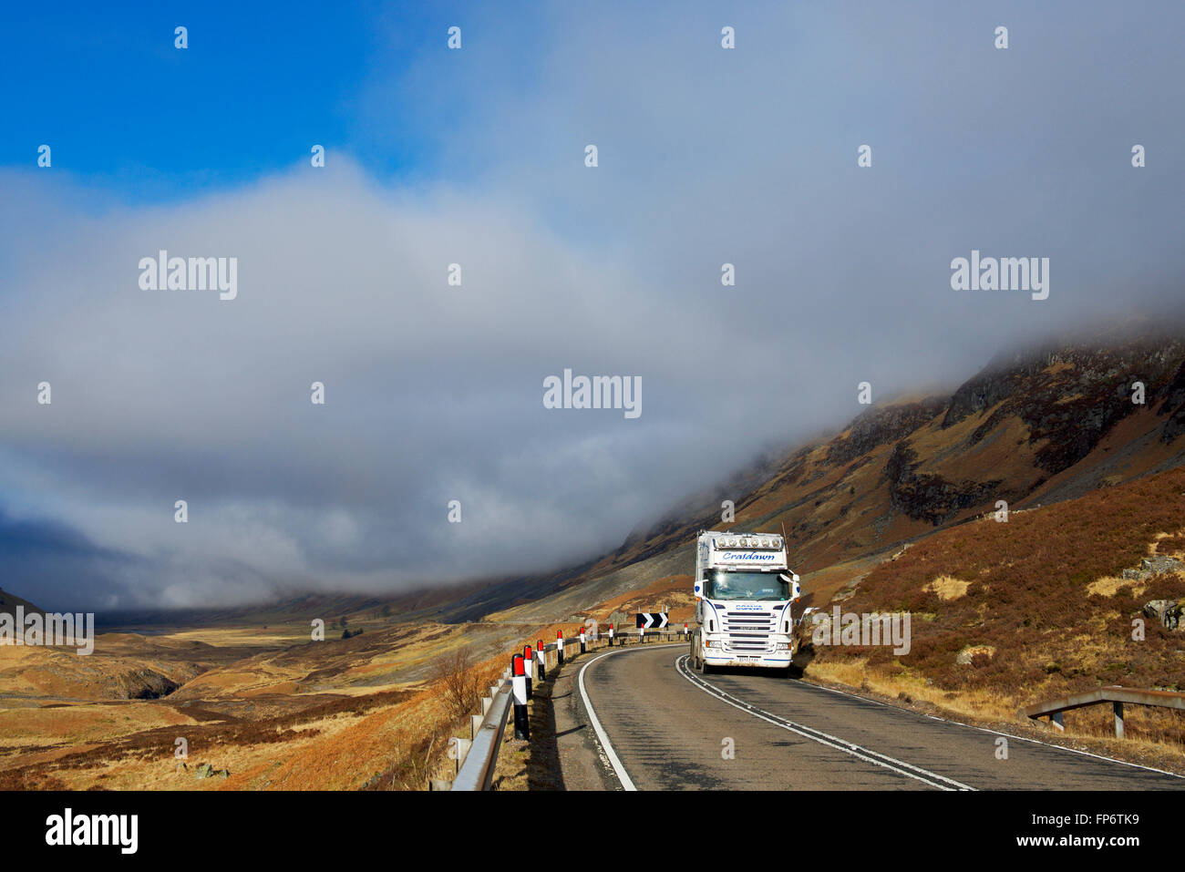 LKW auf der A82 durch Glencoe, den Highlands von Schottland, Vereinigtes Königreich Stockfoto