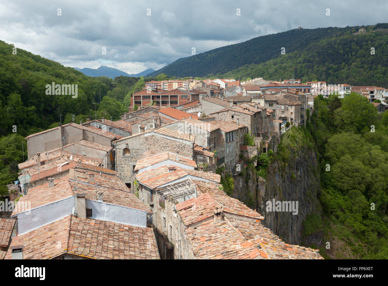 Blick vom Turm der Kirche der alten Stadt von Castellfollit De La Roca im Vulkangebiet der Garrotxa, Katalonien, Spanien. © Joan Gosa Badia Stockfoto