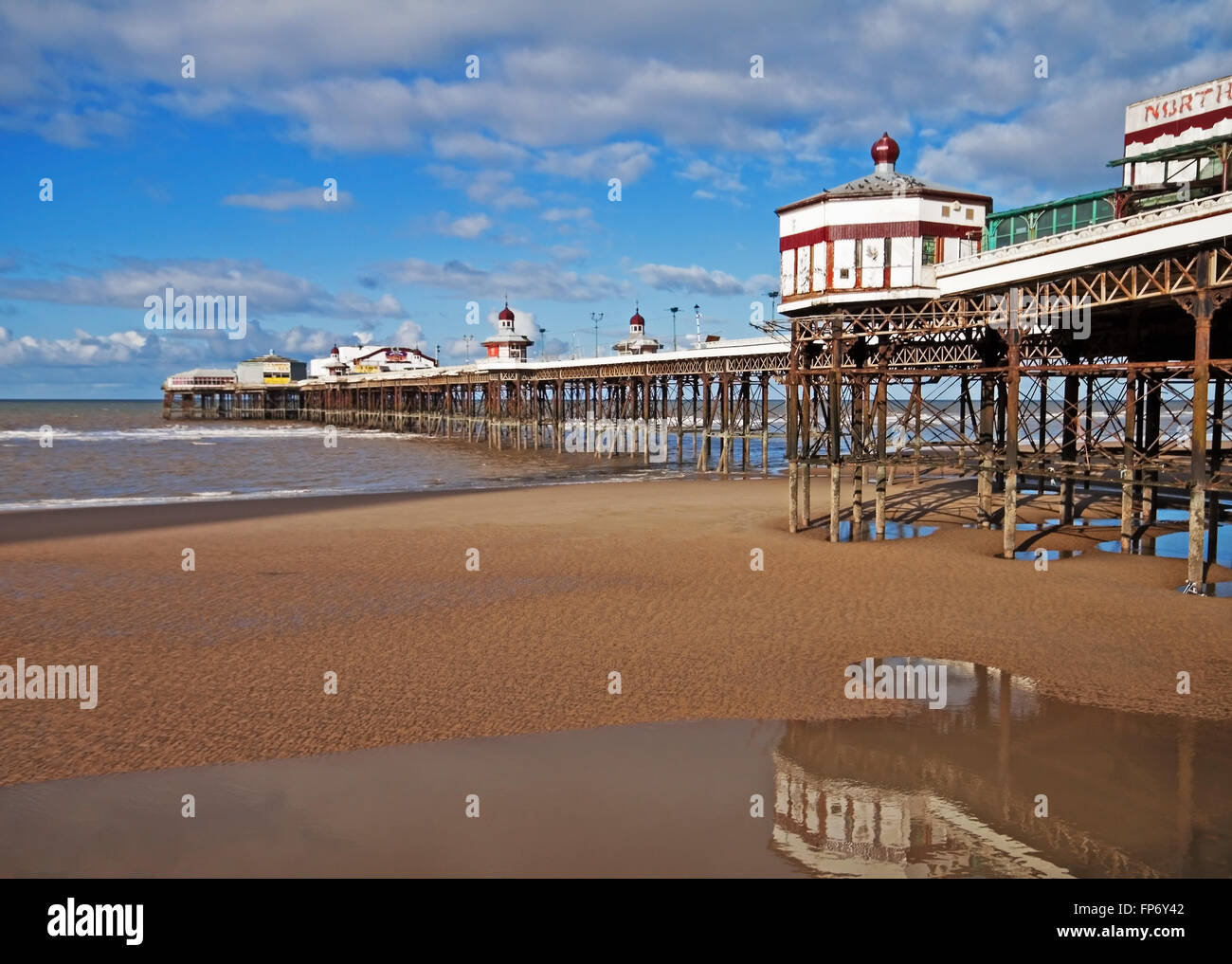 Reflexionen der Nordpier in Blackpool Stockfoto