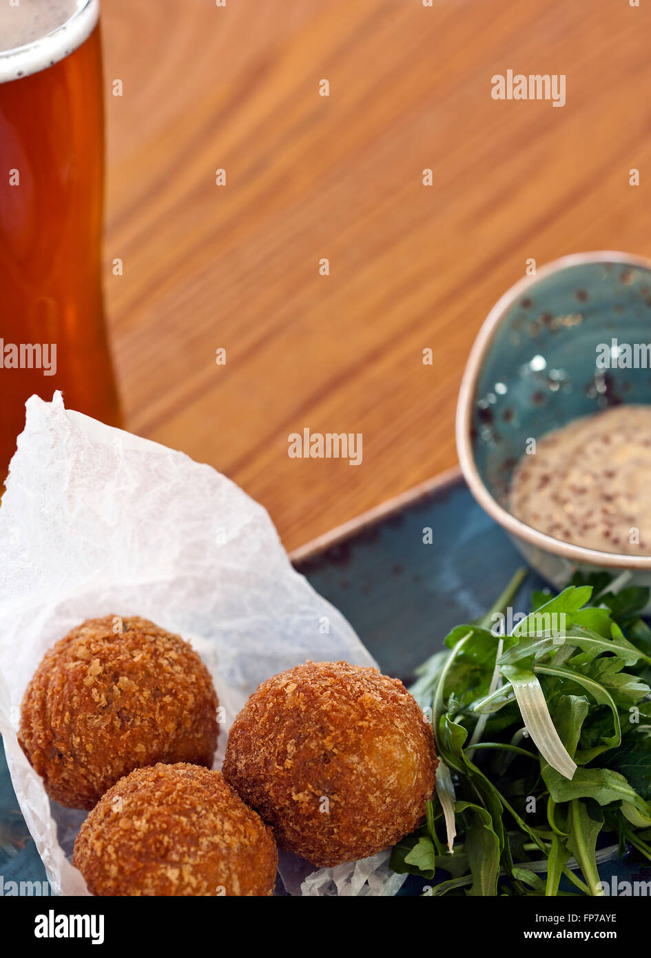 Schottische Küche. Fried Haggis Kugeln und ein Pint. Stockfoto