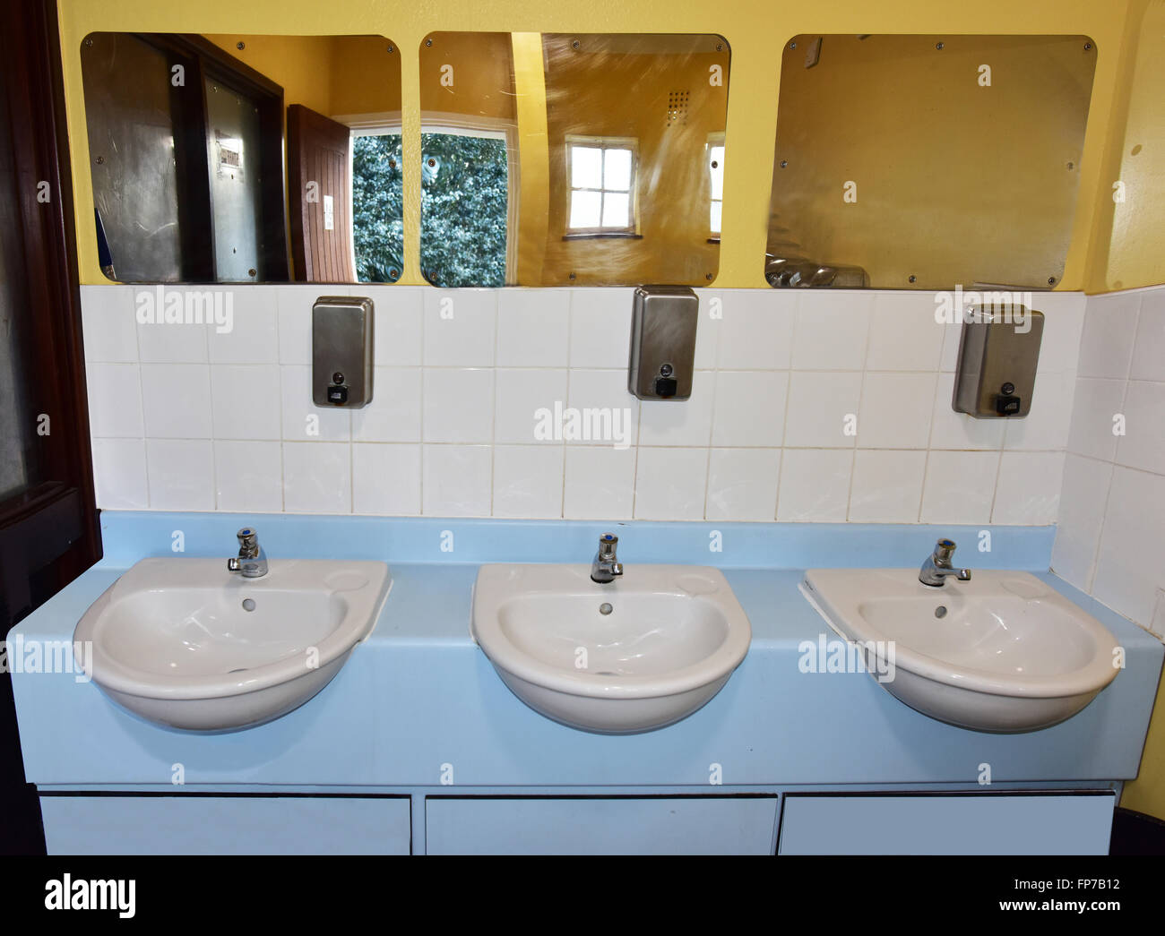 Drei Waschbecken in eine öffentliche Toilette. Stockfoto