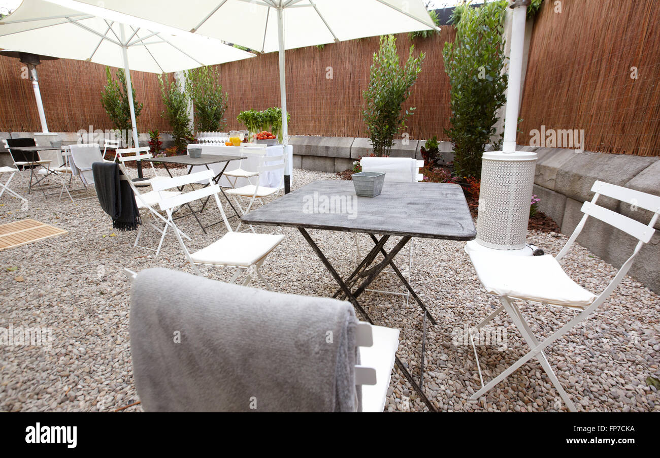 Urbane Terrasse mit Heizungen und Sonnenschirmen. Horizontale Stockfoto