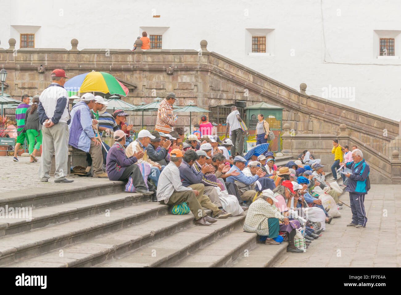 QUITO, ECUADOR, Oktober - 2015 - Urban Tageslichtszene mit vielen Menschen in San Francisco Square befindet sich im historischen Zentrum von Q Stockfoto