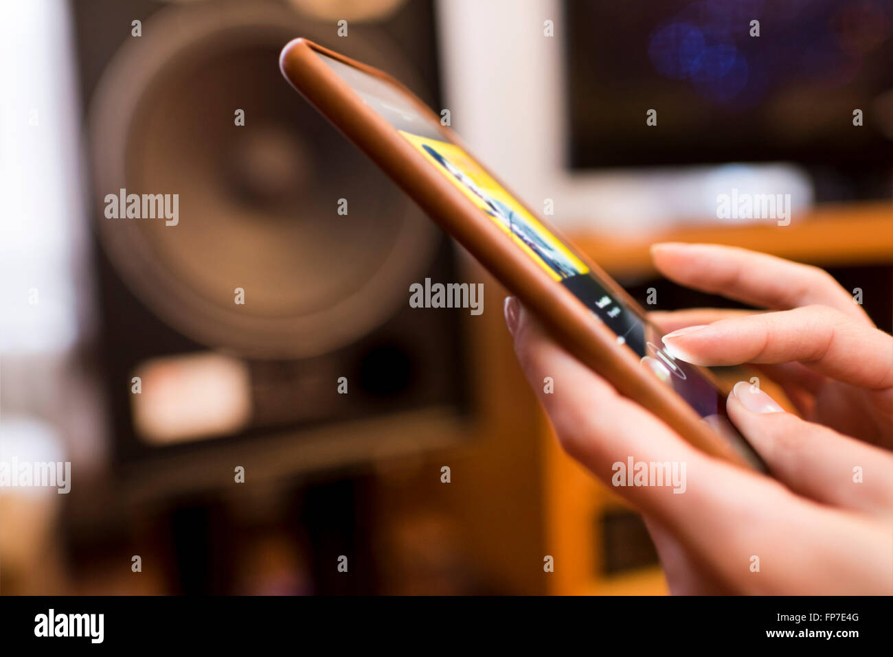 Frau Musik hören von einem Tablet-Gerät verbunden. Kontaktlose Stockfoto