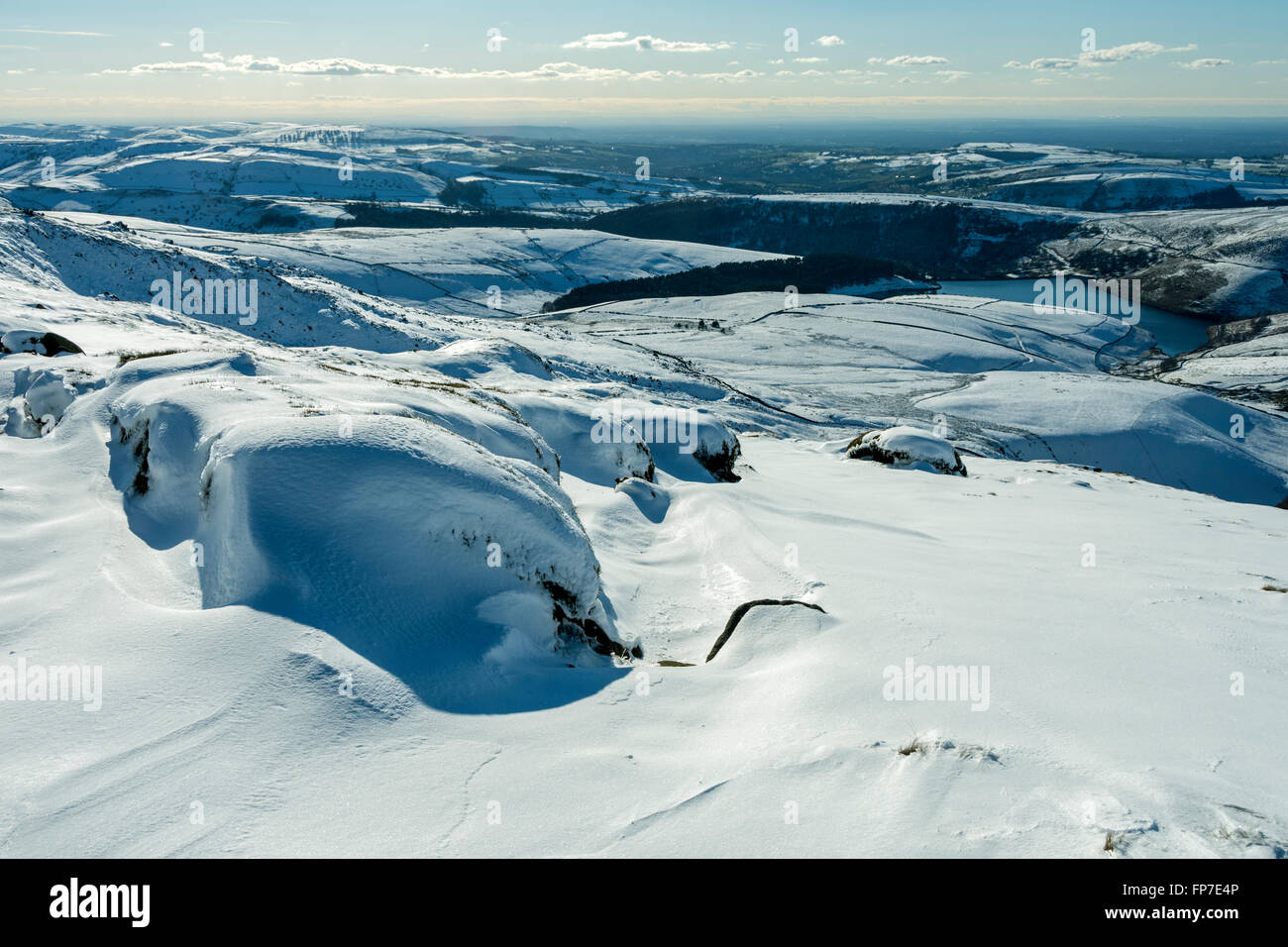 Tiefen Schnee und Felsen auf dem Kinder Scout Plateau oberhalb Kinder Reservoir, Hayfield, Peak District in Derbyshire, England, UK Stockfoto