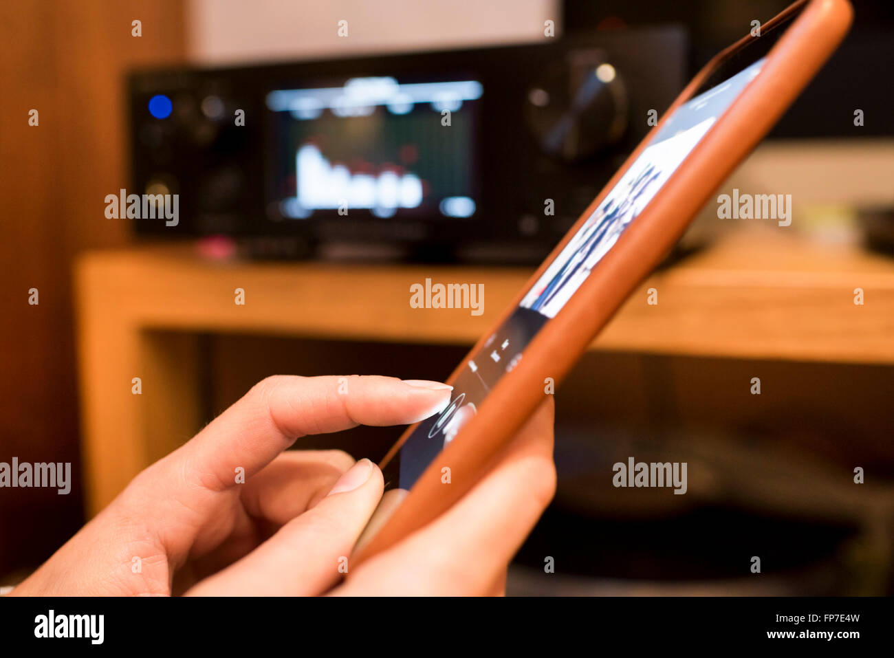 Frau Musik app von einem Tablet-Gerät verbunden. Kontaktlose Stockfoto