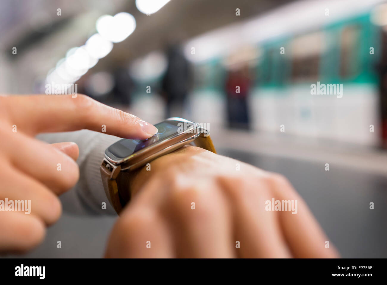 Frau mit Handy app auf Plattform-u-Bahnstation. App, Sms, Nachrichten, Mail, Verbindung Stockfoto