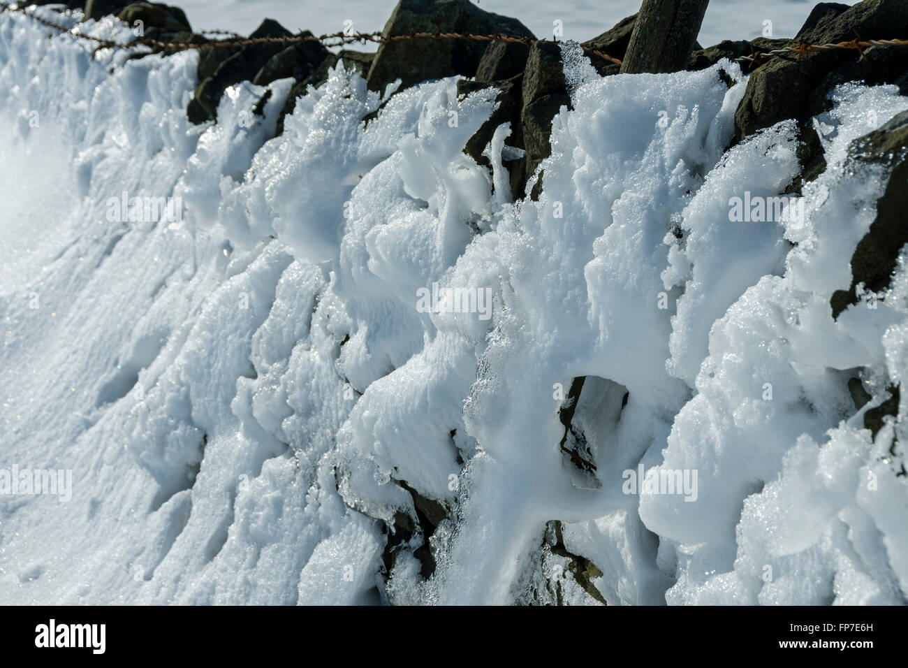 Schnee und Eis auf einer Trockenmauer zwischen South Head und Brown Knoll, in der Nähe von Hayfield, Peak District, Derbyshire, England, UK Stockfoto