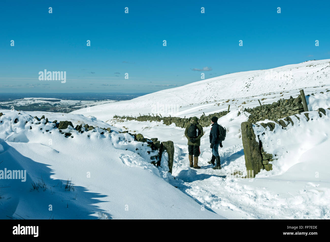 Wanderer auf der Strecke zwischen Hayfield und Edale Edale Cross, Peak District, Derbyshire, England, UK Stockfoto