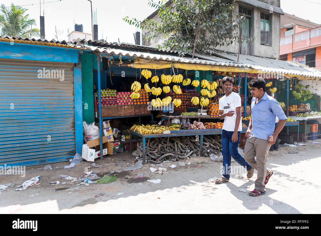 Obst stand am Straßenrand in Maduranthakam, Kancheepuram Bezirk von Tamil Nadu, mit 2 einheimischen jungen vorbei reden Stockfoto
