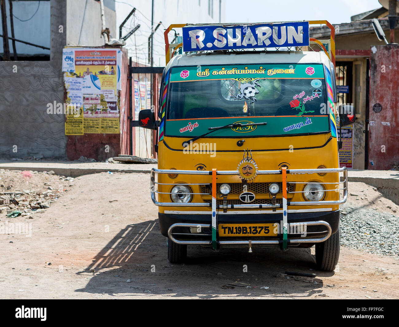 Gelber LKW am Straßenrand in Maduranthakam, Kancheepuram Bezirk von Tamil Nadu Stockfoto