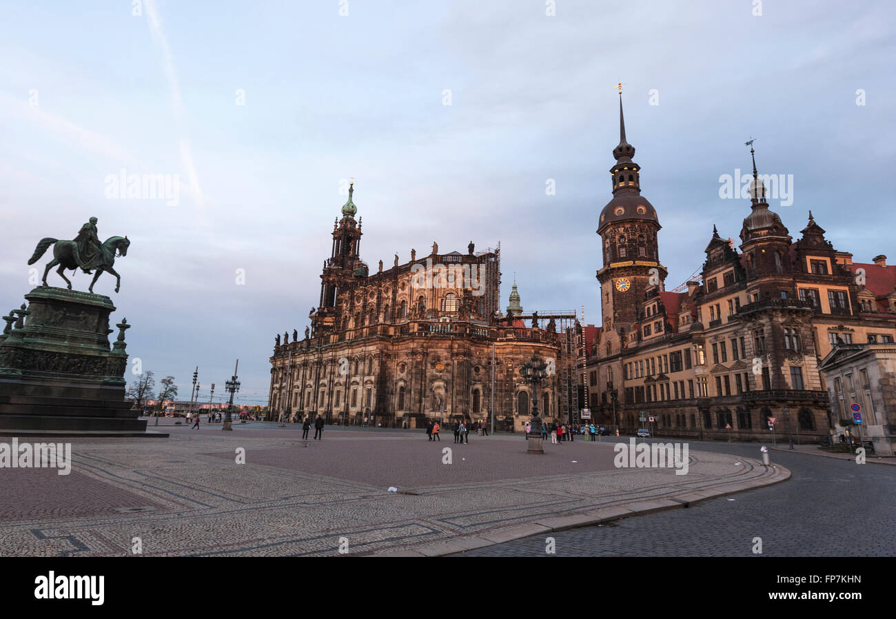 Theaterplatz mit Dresden Kathedrale, Statue von König Johann und