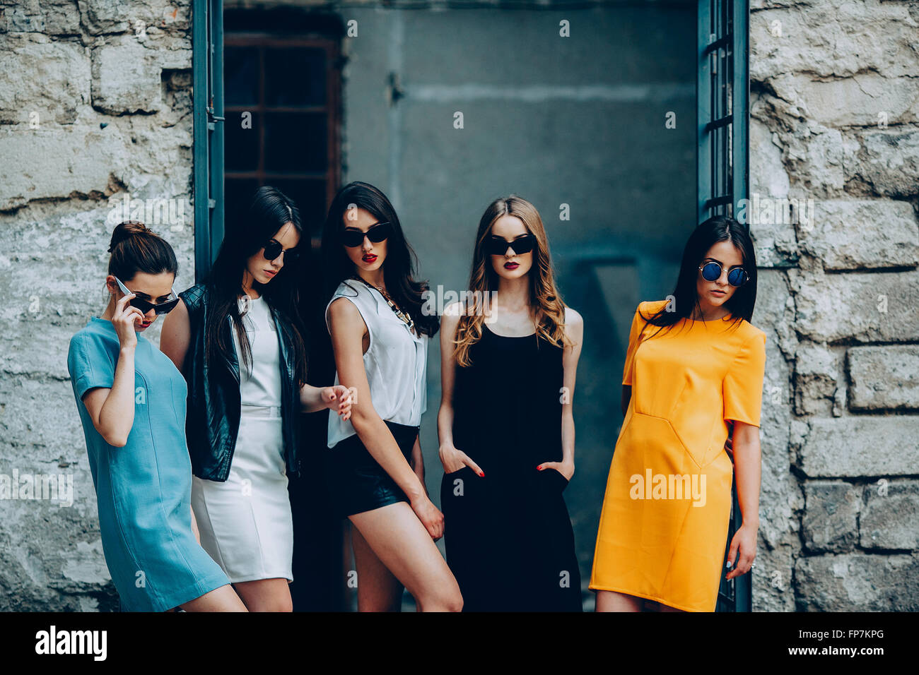 Fünf schöne junge Mädchen in der Stadt Stockfoto