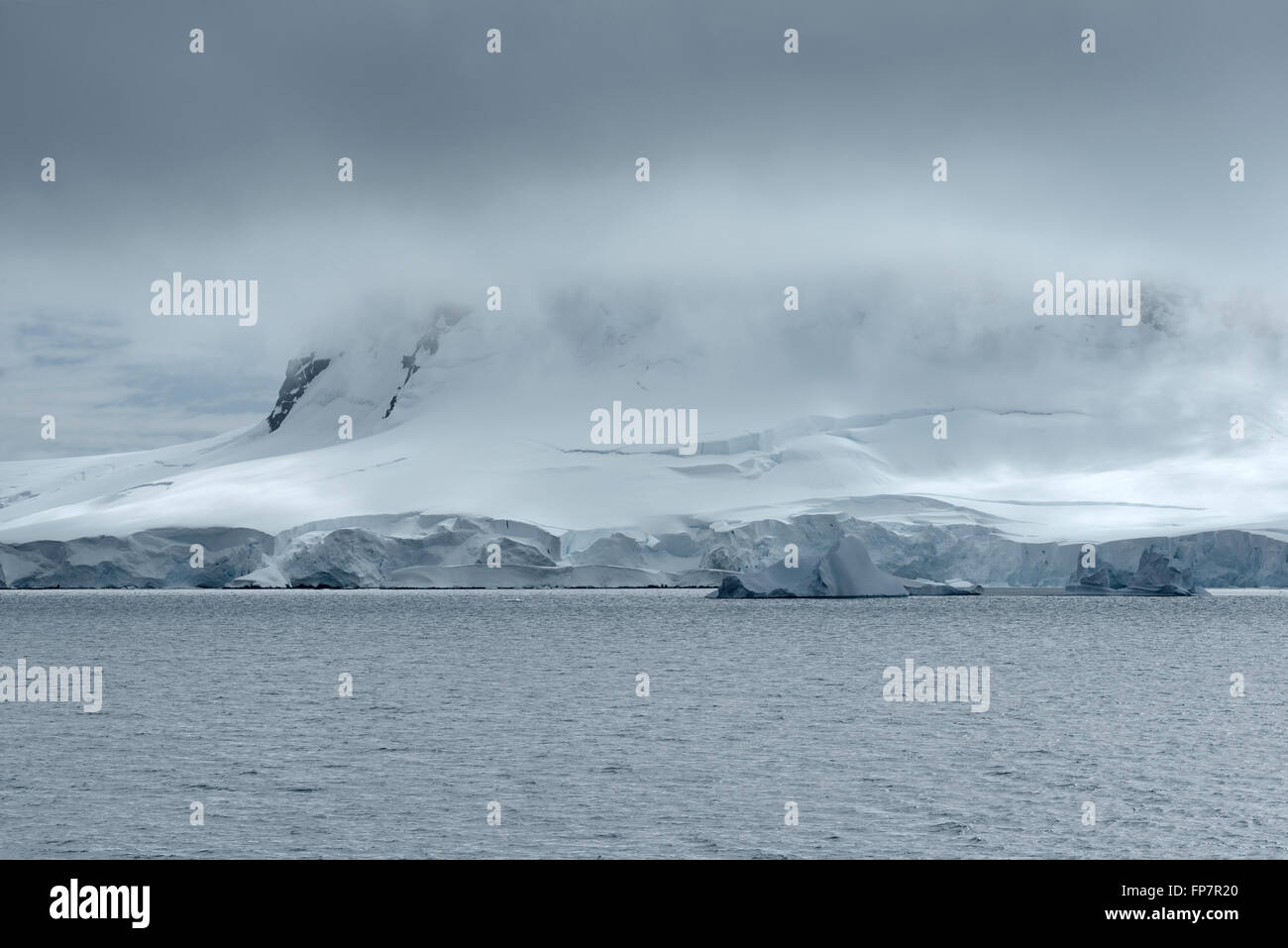 Schwere Wolke System über die Küste von Neko Harbor, Andvord Bay, antarktischen Halbinsel. Zu den schönsten Gebieten in der Antarktis Wale mit Blick auf geformte Eisberge und auftauchen in den inneren Buchten, die von spektakulären Gletschern und Bergen umgeben sind. Stockfoto