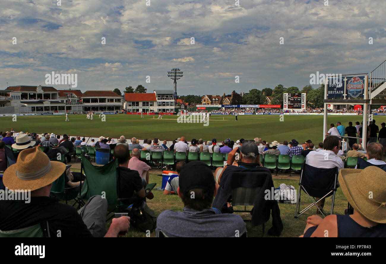 Eine Gesamtansicht der Zuschauer Cricket an einem sonnigen Tag auf dem Spitfire Ground, St Lawrence in Canterbury. Stockfoto