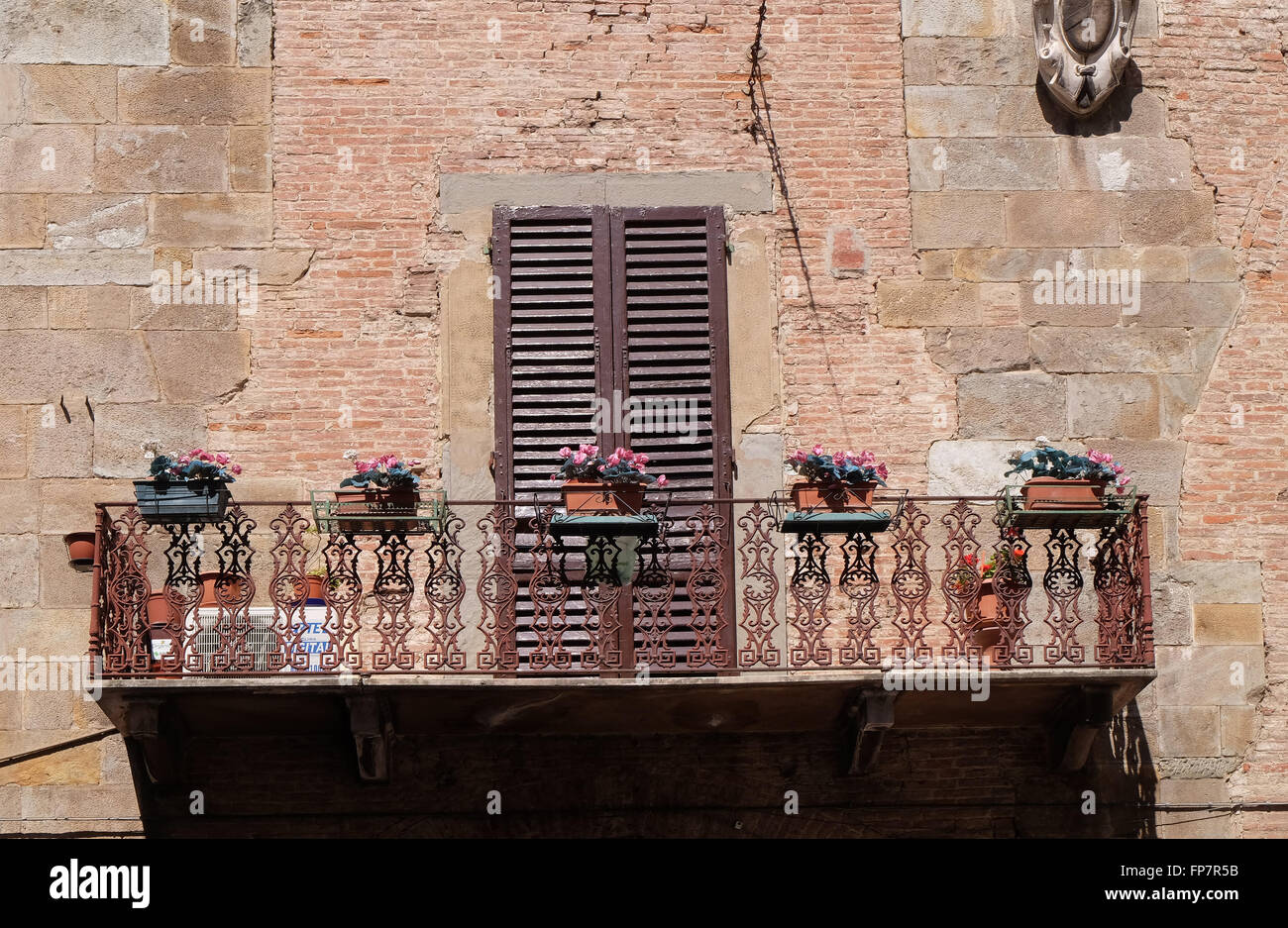Altes Haus mit Blumen auf Balkon in Pisa, Italien, am 6. Juni 2015 Stockfoto