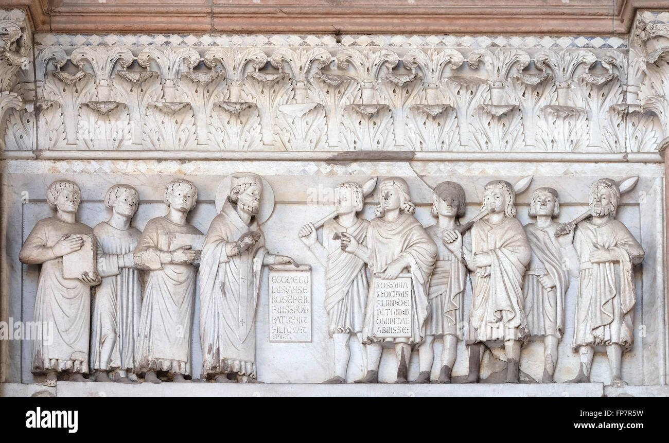 Das richtige Portal der Kathedrale von St. Martin in Lucca. Lünette, widmet sich dem Leben von Saint Regulus, Lucca, Italien Stockfoto