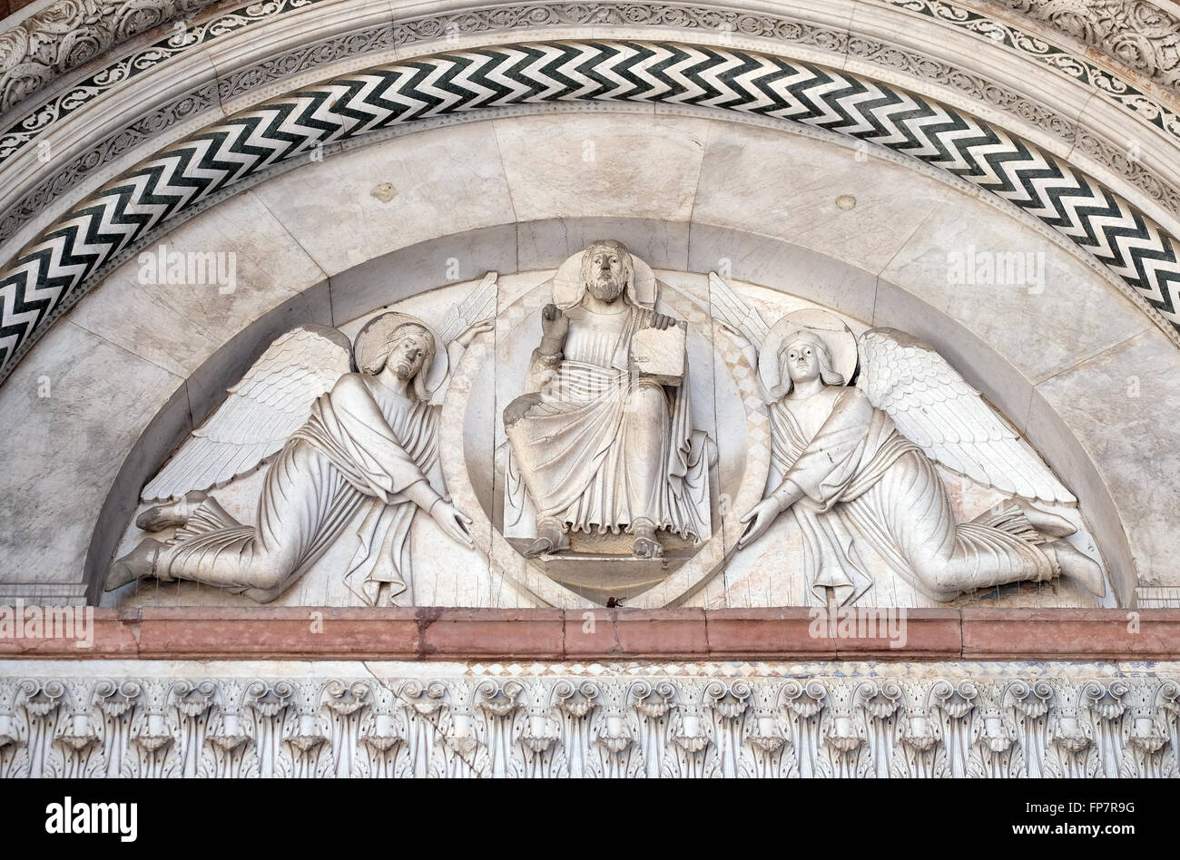 Das zentrale Portal der Kathedrale von St. Martin in Lucca. Lünette zeigt den Erlöser von zwei Engeln, Lucca, Italien Stockfoto