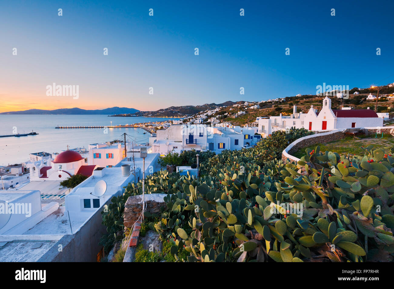 Blick auf die Stadt Mykonos und Tinos Insel in der Ferne, Griechenland. Stockfoto