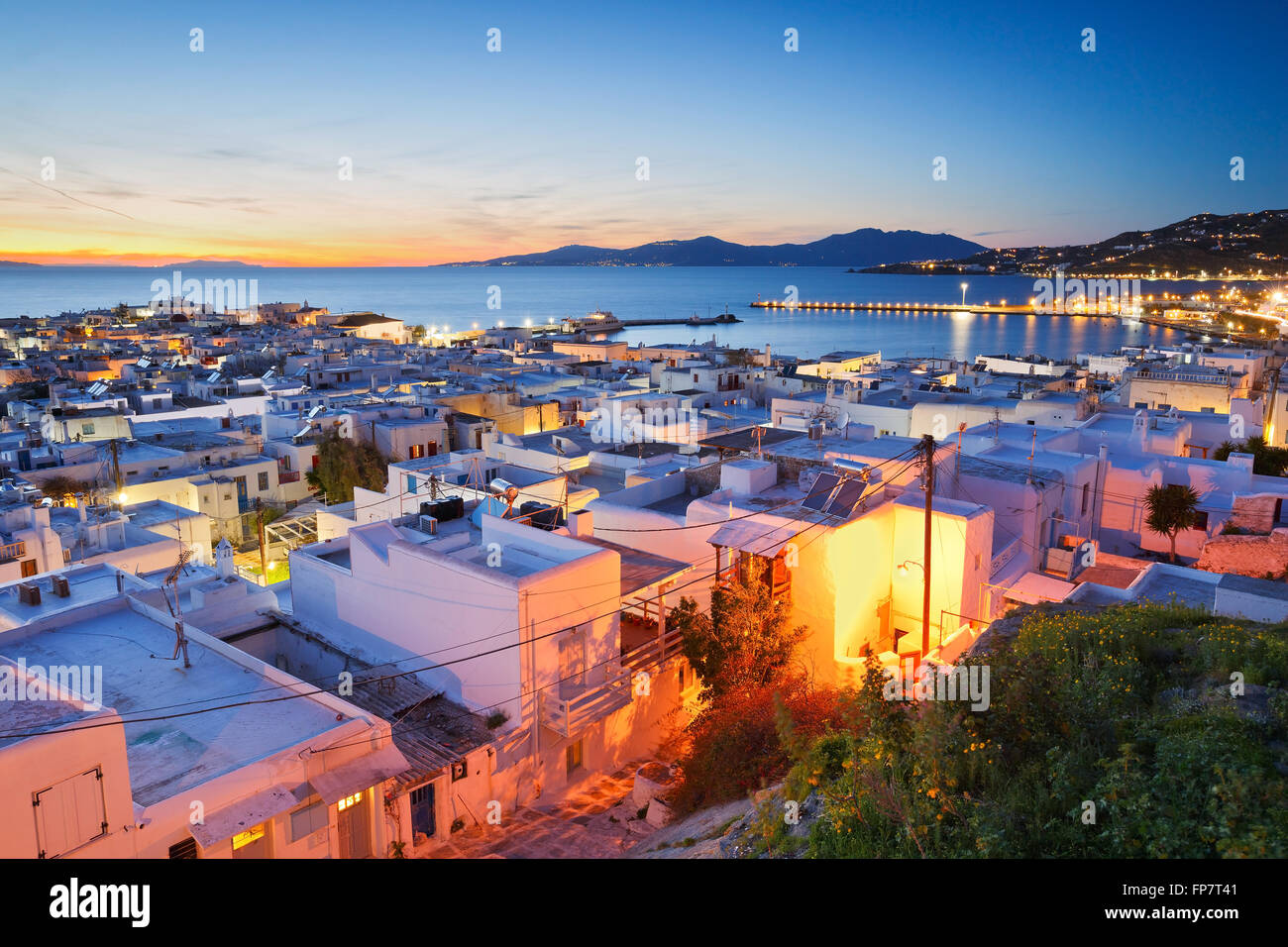 Blick auf die Stadt Mykonos und Tinos Insel in der Ferne, Griechenland. Stockfoto