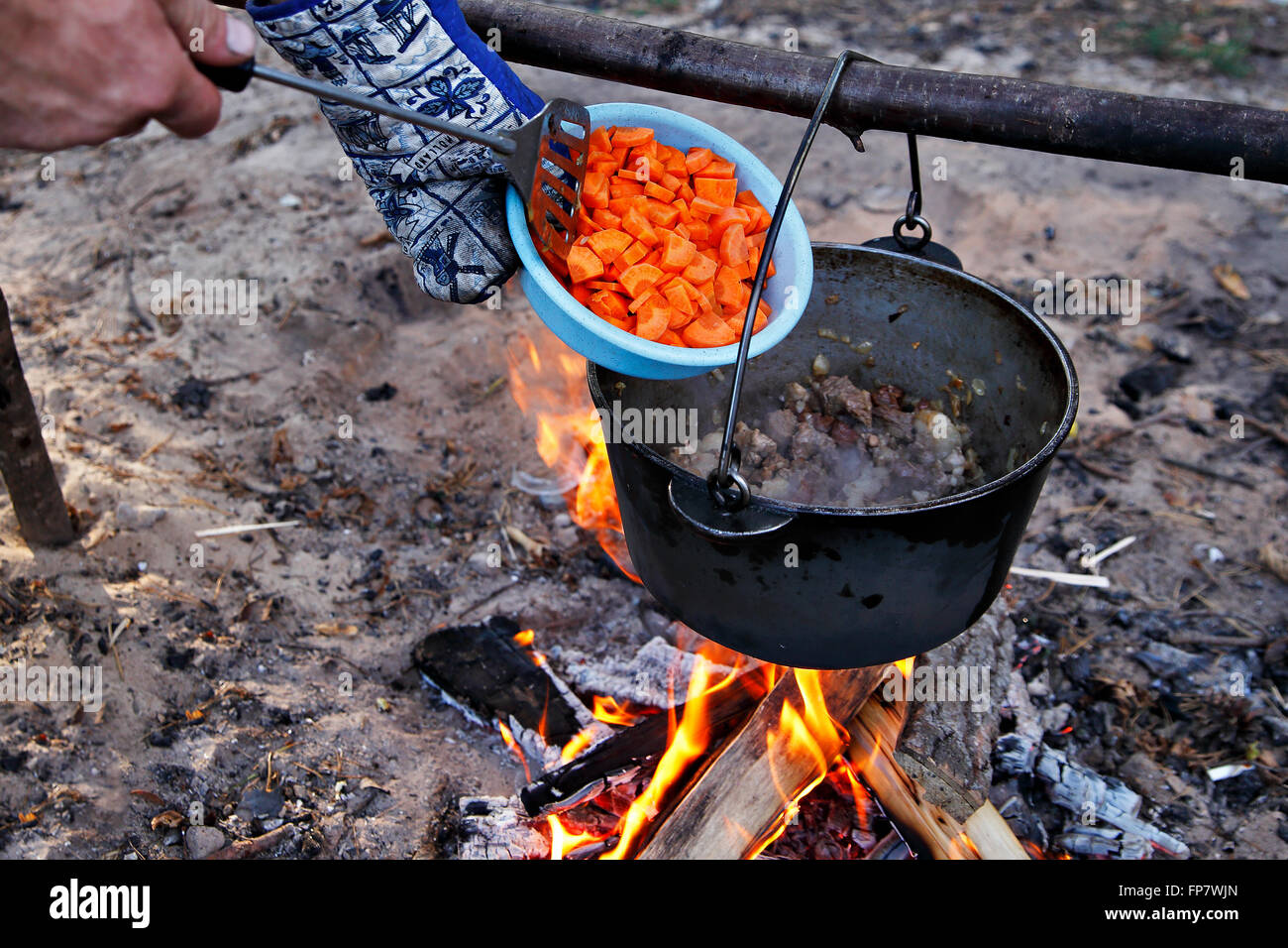 Kochen im Freien. Zubereitung von Essen auf einem Feuer in einem Topf Stockfoto