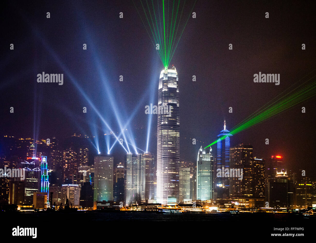Skyline von Hong Kong Island gesehen über den Victoria Harbour während der nächtlichen Lasershow Stockfoto