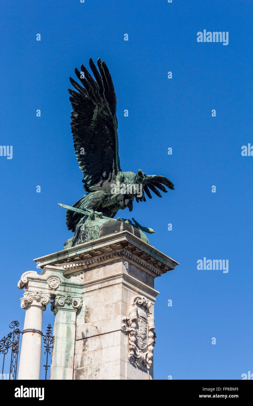 Statue des mythologischen Vogels Turul im königlichen Palast von Buda, Budapest, Ungarn Stockfoto