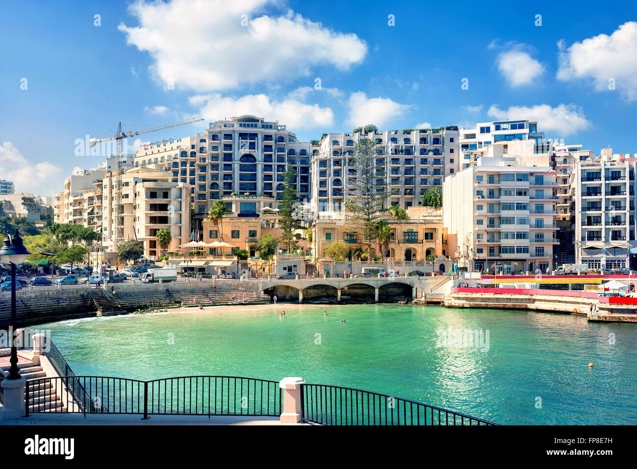 Stadtbild mit Spinola Bay, St. Julians in sonnigen Tag, Malta Stockfoto