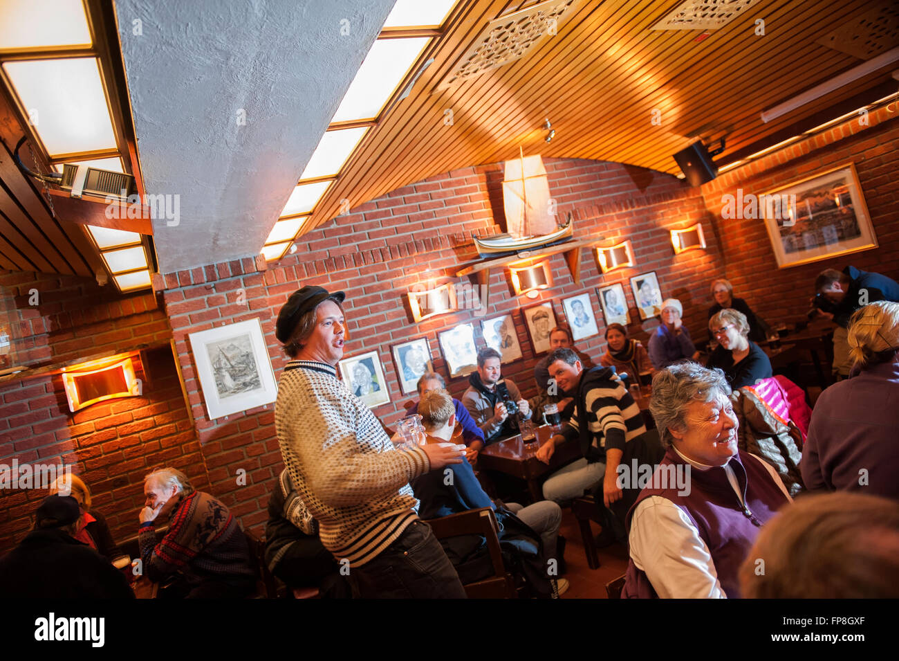 Ein Geschichtenerzähler unterhält die Gäste mit alten Geschichten der Walfang in Macks Bierhalle. Tromso. Norwegen Stockfoto