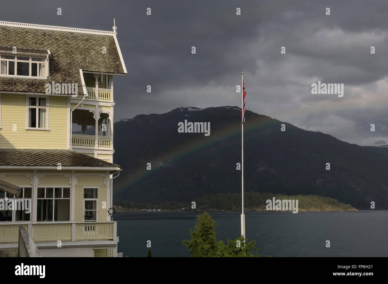 Regenbogen am Hotel Kvikne. Balestrand. Sognefjord. Norwegen Stockfoto