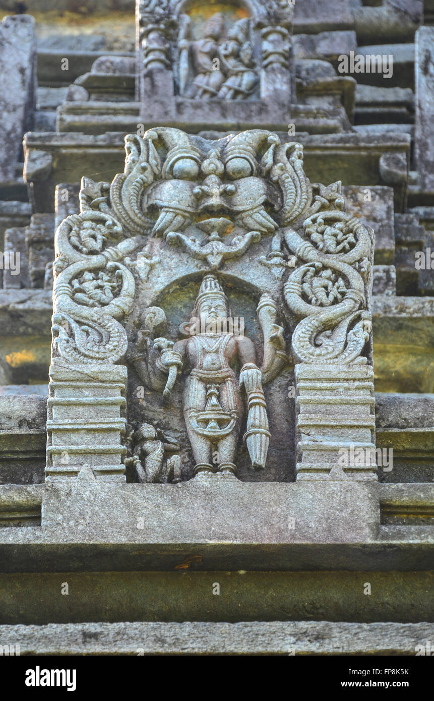 Nahaufnahme von Basalt geformt Stele von Vishnu Janardan auf dem Vimana Mahadev Tempel in Tambdi Surla, Sanguem, Goa, Indien Stockfoto