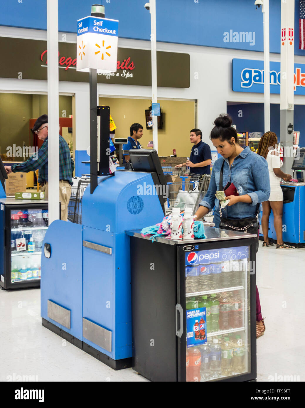 WalMart Innenraum zeigt ein Hispanic Frau an den SB-Kasse. Oklahoma City, Oklahoma, USA. Stockfoto