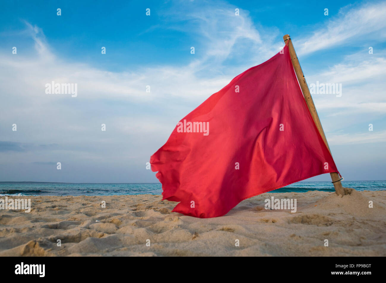 Formentera, Balearen, Spanien. Die rote Fahne auf der Ses Illetes Strand, unter Angabe des Strands unbeaufsichtigt ohne Rettungsschwimmer Stockfoto