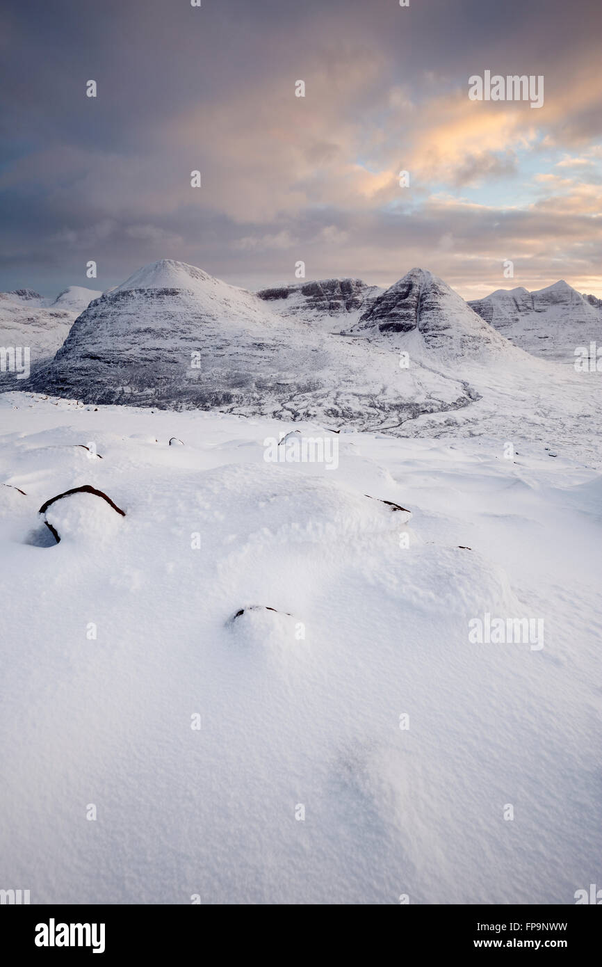 Das imposante Bergmassiv des Beinn Eighe bei Sonnenuntergang, Torridon, vom Gipfel des Beinn A' Chearcaill Stockfoto