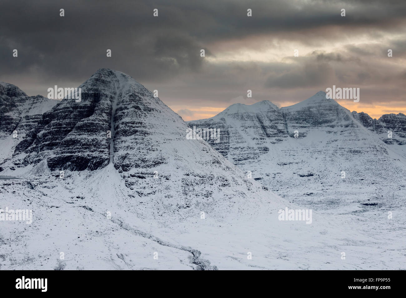 Segeln Sie Mhor (Beinn Eighe) und Liathach im verblassenden Licht, während ein Winteruntergang, Torridon, vom Gipfel des Beinn A' Chearcaill aus zu Ende geht Stockfoto