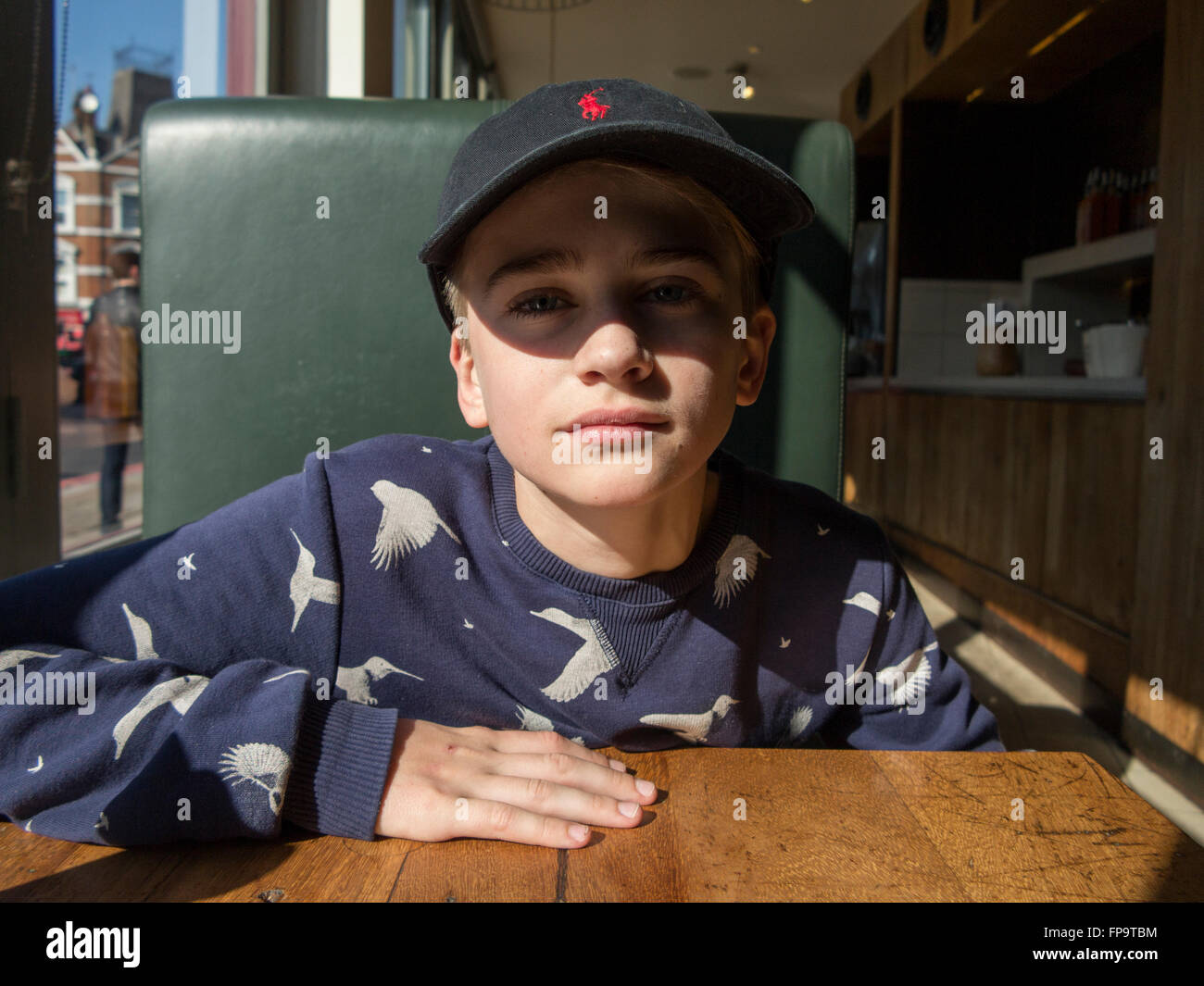 Eine gut aussehende blonde junge Stockfoto