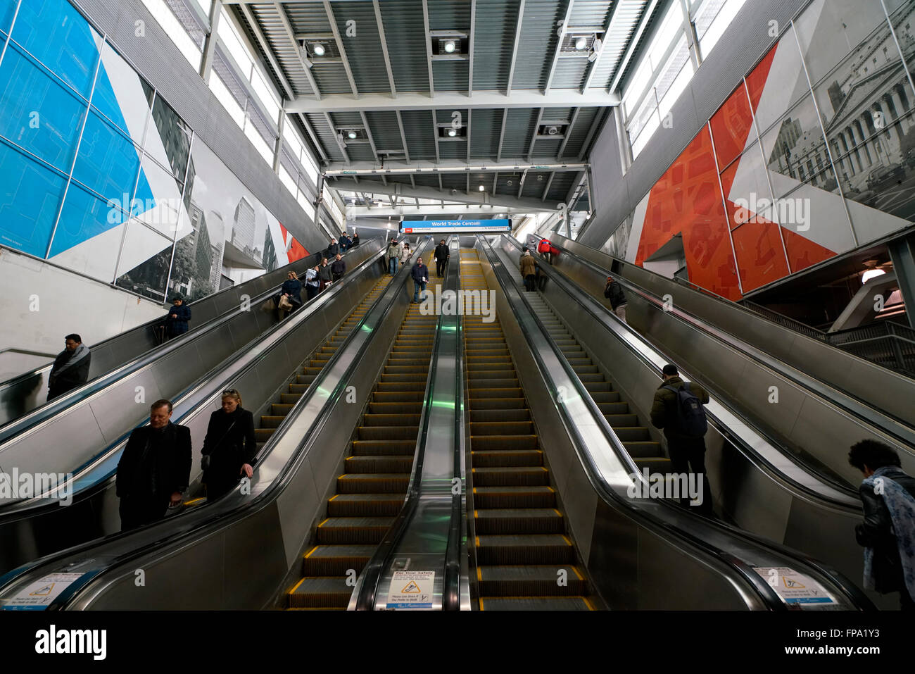 Rolltreppen im inneren Welt Handel Zentrum Verkehrsknotenpunkt Bahnhof Weg. Lowe Manhattan, New York City, USA Stockfoto