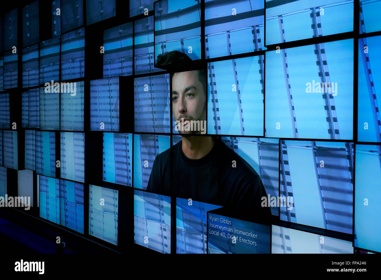 TV Bildschirm Wand einzuführen, die Baugeschichte des One World Trade Center aka Freiheit im One World Observatory, New York City, USA Stockfoto