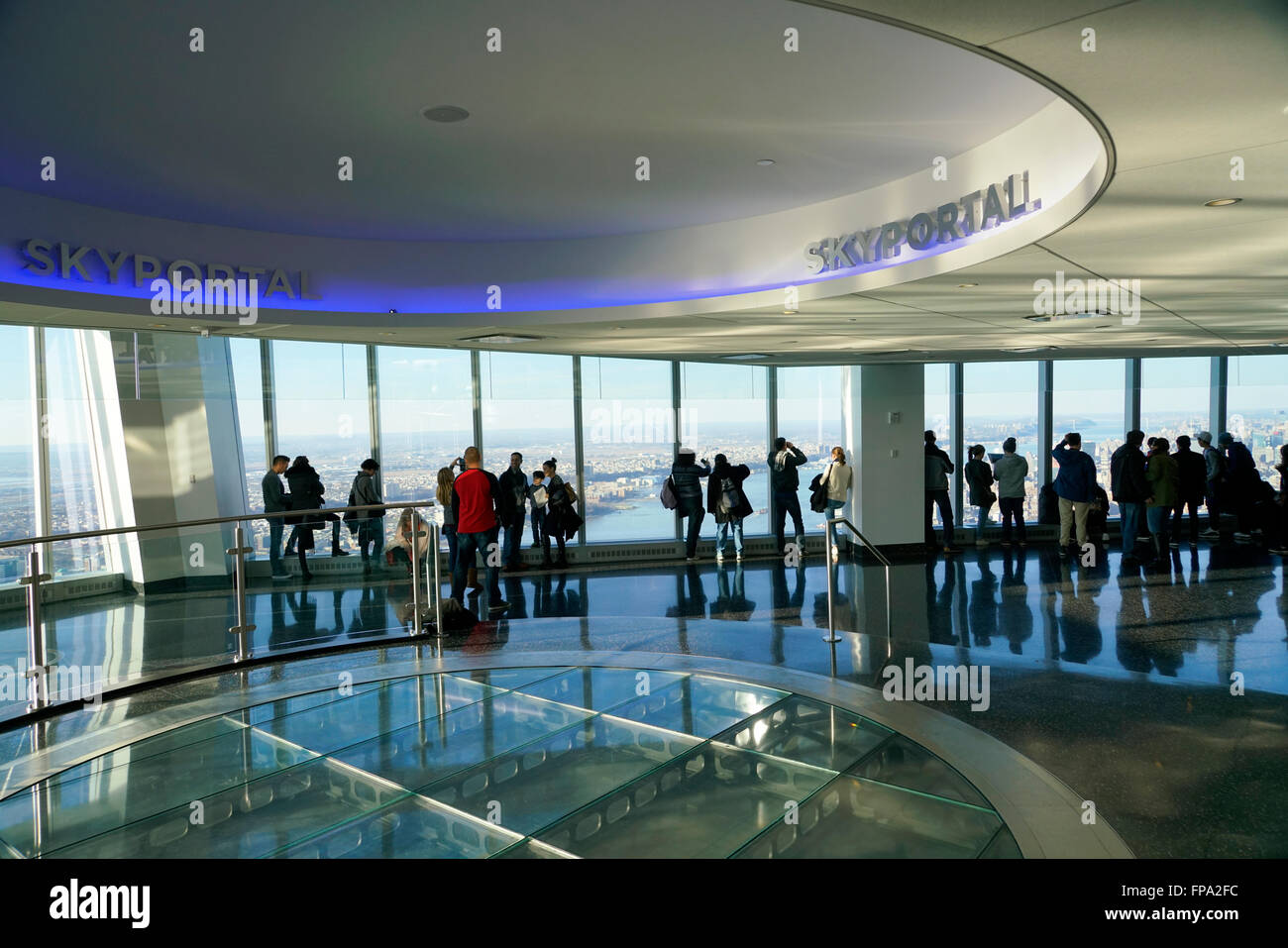 Besucher im One World Observatory am World Trade Center in New York City, USA Stockfoto