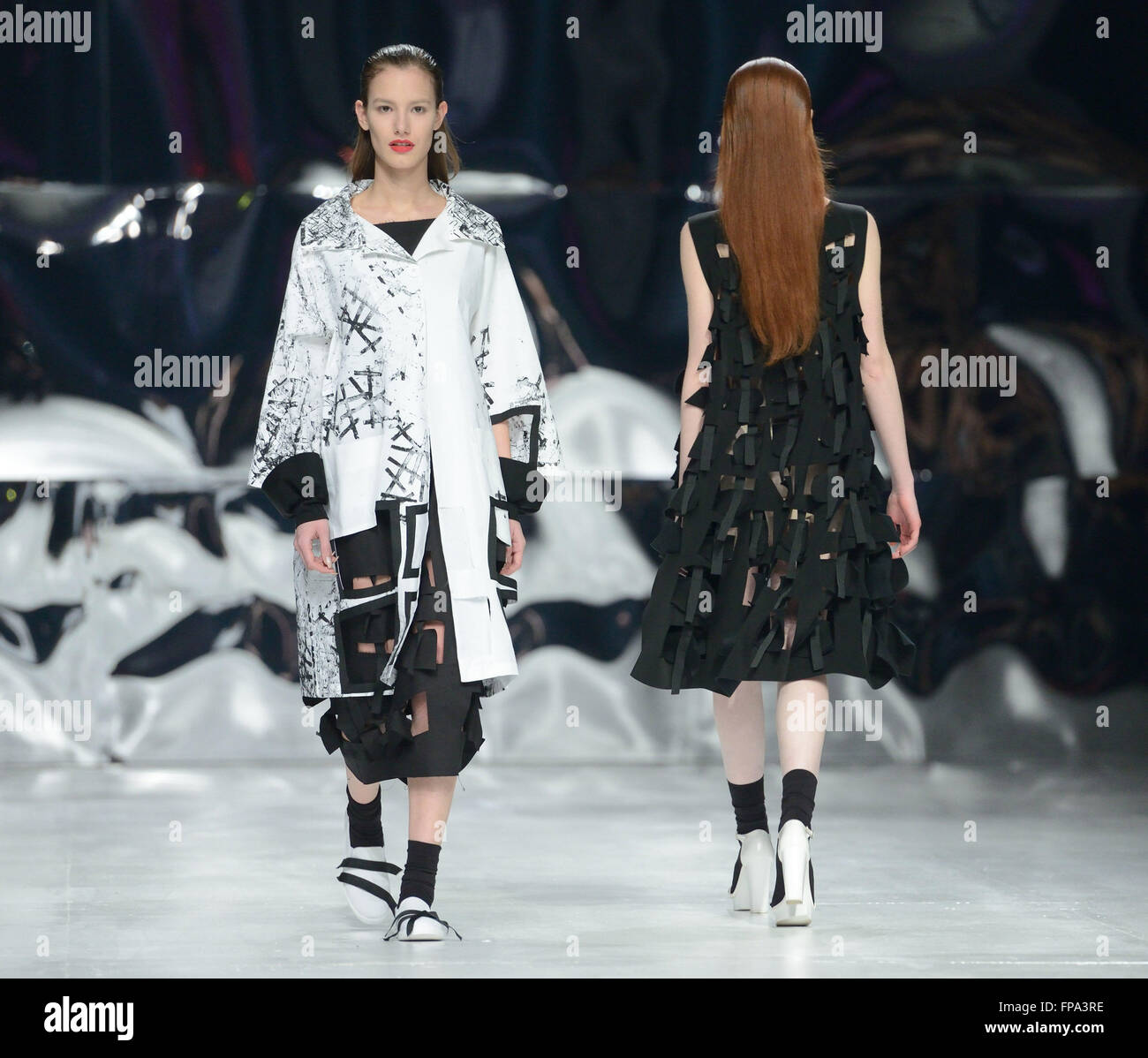 Zagreb, Kroatien. 17. März 2016. Modelle zeigen Kreationen während der BIPA Fashion Week in Zagreb, Hauptstadt Kroatiens, 17. März 2016. © Miso Lisanin/Xinhua/Alamy Live-Nachrichten Stockfoto