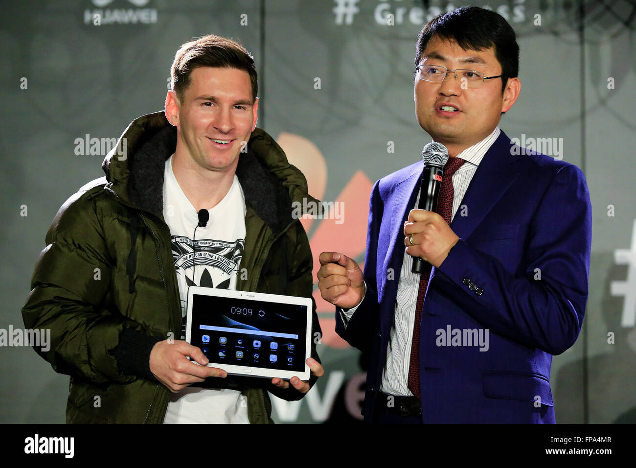 Barcelona, Spanien. 17. März 2016. FC Barcelona argentinischen vorwärts Lionel Messi und Walter Ji (R), Präsident der Consumer Business Group von Huawei Westeuropa präsentieren die neue Huawei Tablette während einer Pressekonferenz in der Huawei Messi Termin als des Unternehmens neueste Global Brand Ambassador in Barcelona, Spanien, 17. März 2016 ankündigt. © Pau Barrena/Xinhua/Alamy Live-Nachrichten Stockfoto